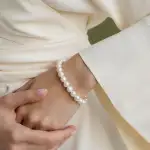 Gaura Perlenarmband Damen – Weiße Süßwasserperlen 8–9 mm • 19–22 cm variabel • 585 Gelbgold-plattierter 925 Silber Verschluss • Klassischer Damenschmuck & Geschenk