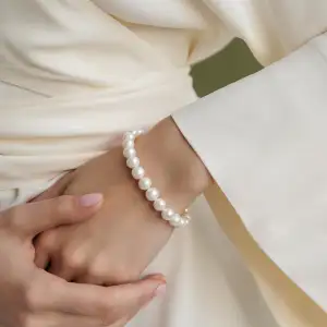 Gaura Perlenarmband Damen – Weiße Süßwasserperlen 8–9 mm • 19–22 cm variabel • 5